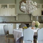 Virtuvės-valgomojo interjeras klasikiniu stiliumi