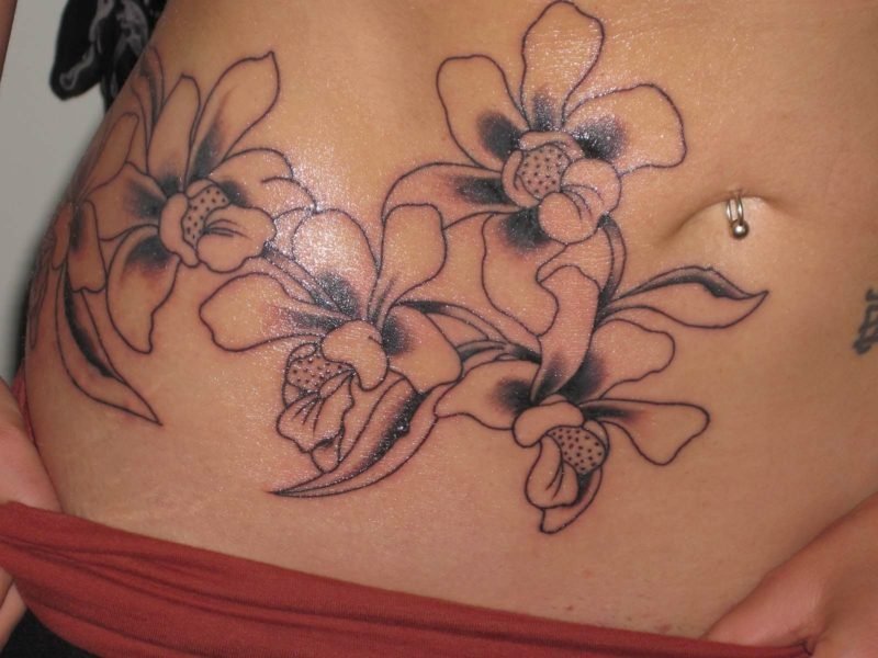 orkidé tatovering grå blekk på nedre rygg