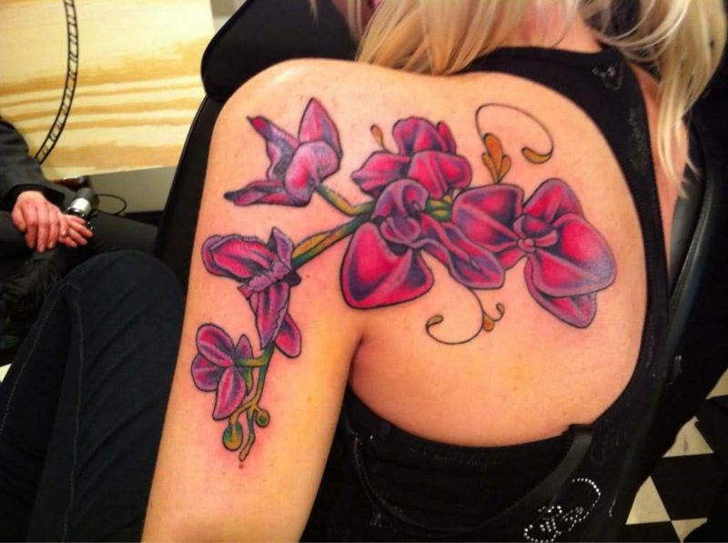 orchidejové tetování na zadním rameni