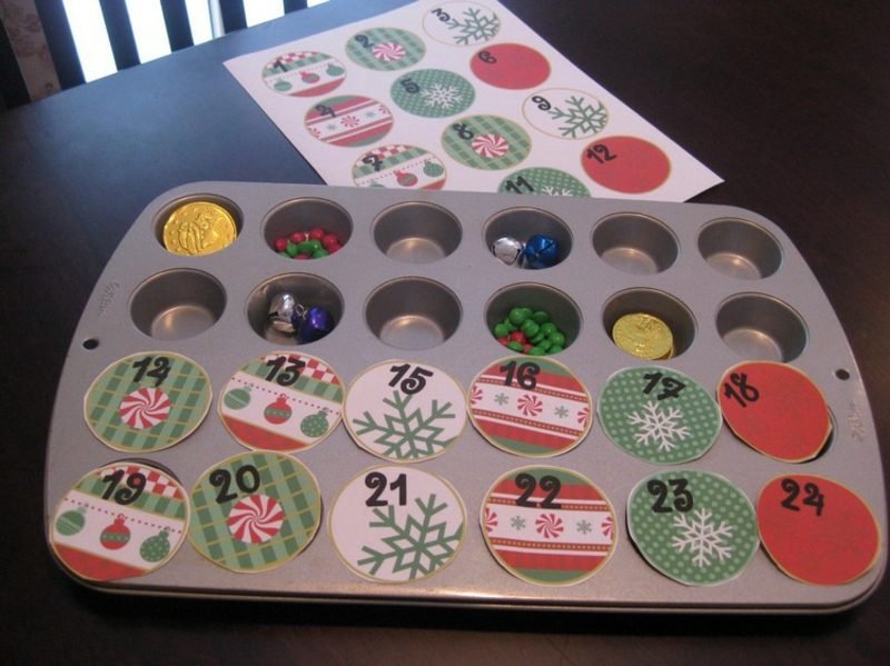 Děti si vyrábějí muffinové plechovky s vlastními originálními adventními kalendáři