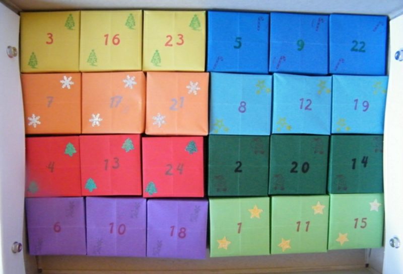 Originální adventní kalendáře si vyrábějte barevné krabice sami