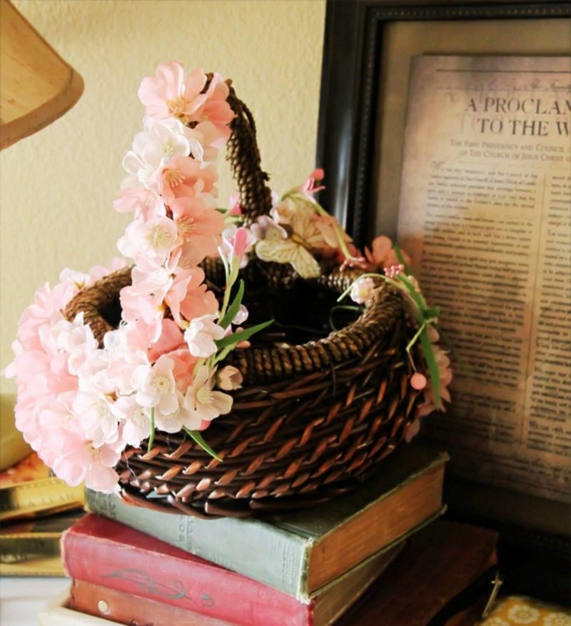 Velikonoční dekorační košík zdobí květiny