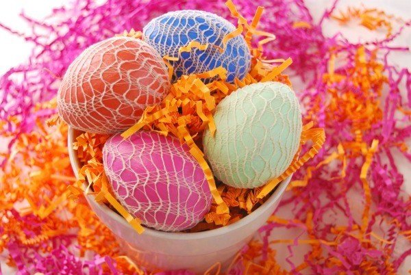 Påskeeggfargingsteknikker Påskeeggmaling fargelegg med egg med løkskinn