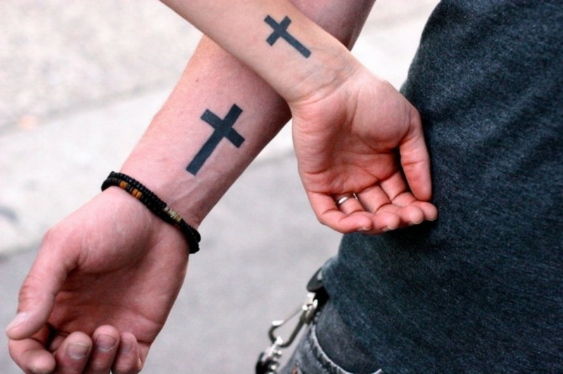 zajímavé tetování kříž milenci