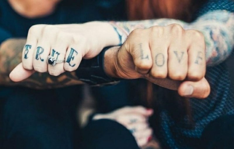 Partnerské tetování prsty