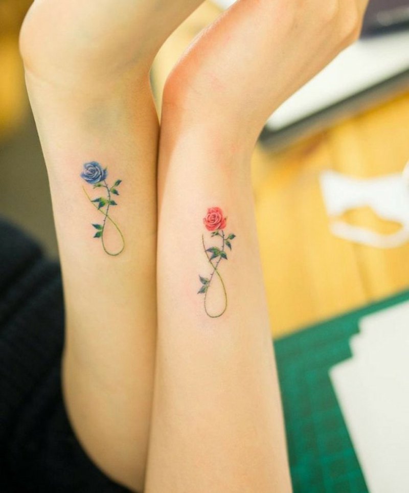romantické tetování růže znamení nekonečna
