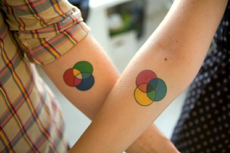 Tetování milující pár barevných kruhů