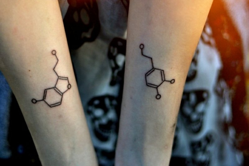 Chemický vzorec tetování partnera