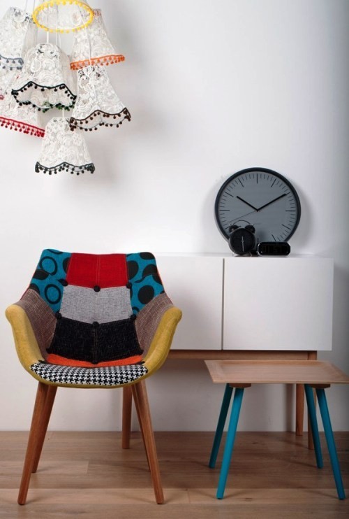 Patchwork křeslo moderní a minimalistické vintage závěsné svítidlo