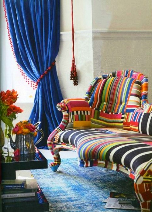 Patchwork křeslo barevné a extravagantní obývací pokoj