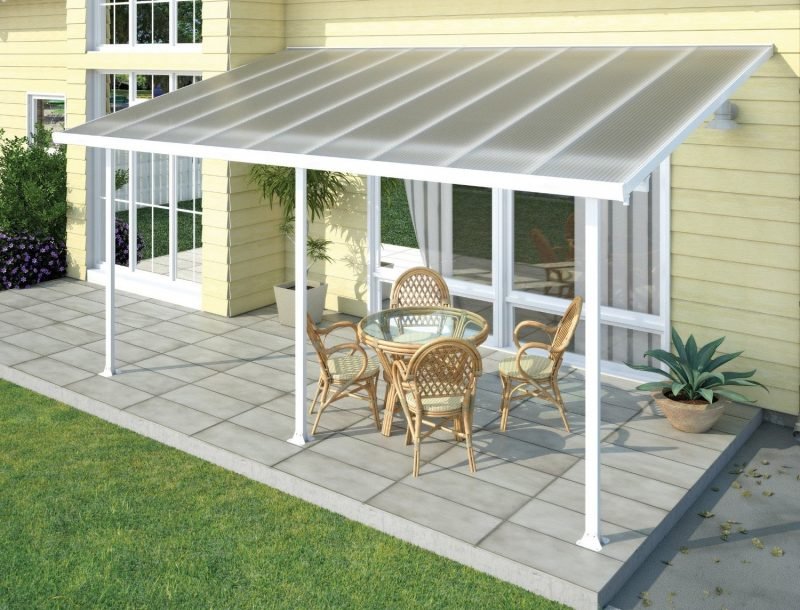 Pergola v bílé barvě na velkém balkoně