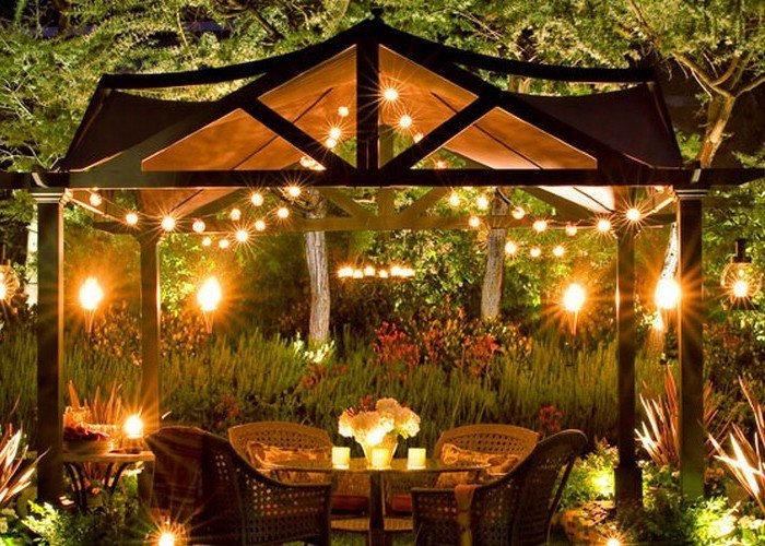 Soupravu Pergola lze použít k osvětlení večera a vytvoření romantické atmosféry