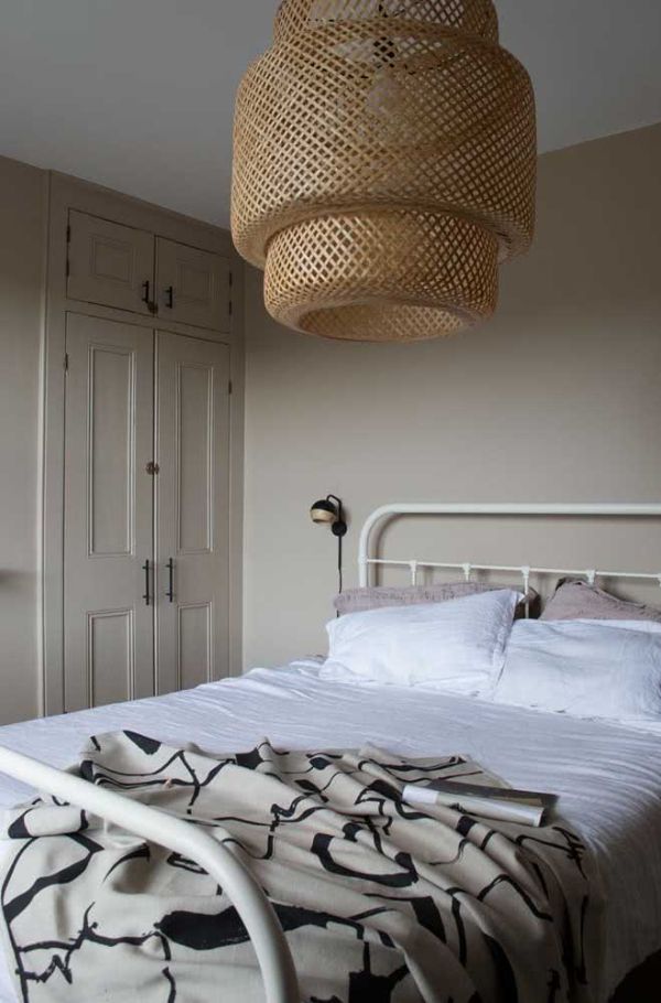 Moderne seng er laget av perlehvit
