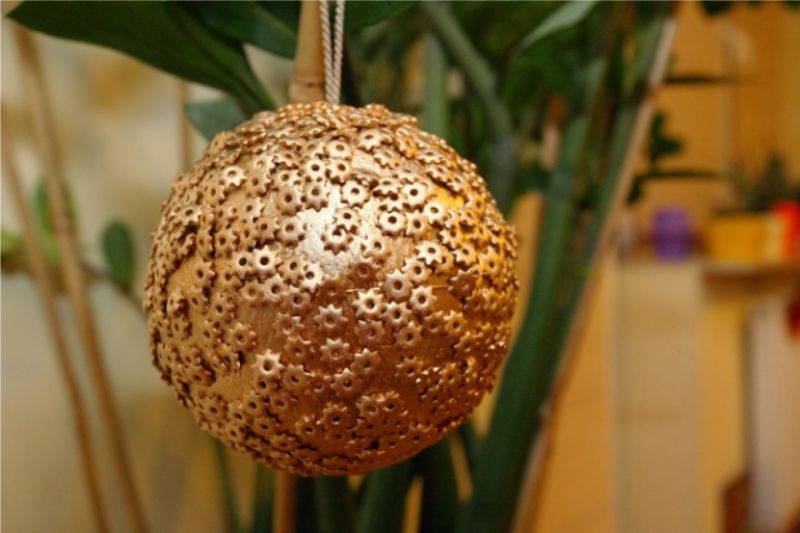 Kalėdinis kamuolys iš putplasčio ruošinių ir žvaigždės formos makaronų