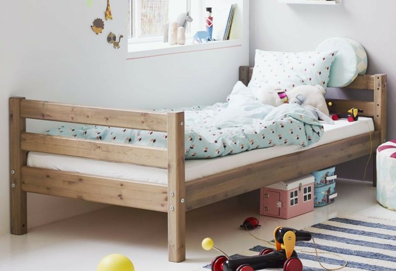 Παιδικό δωμάτιο με μονό κρεβάτι σε στρώματα