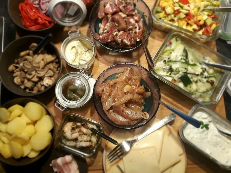 Server raclette med kjøtt og grønnsaker