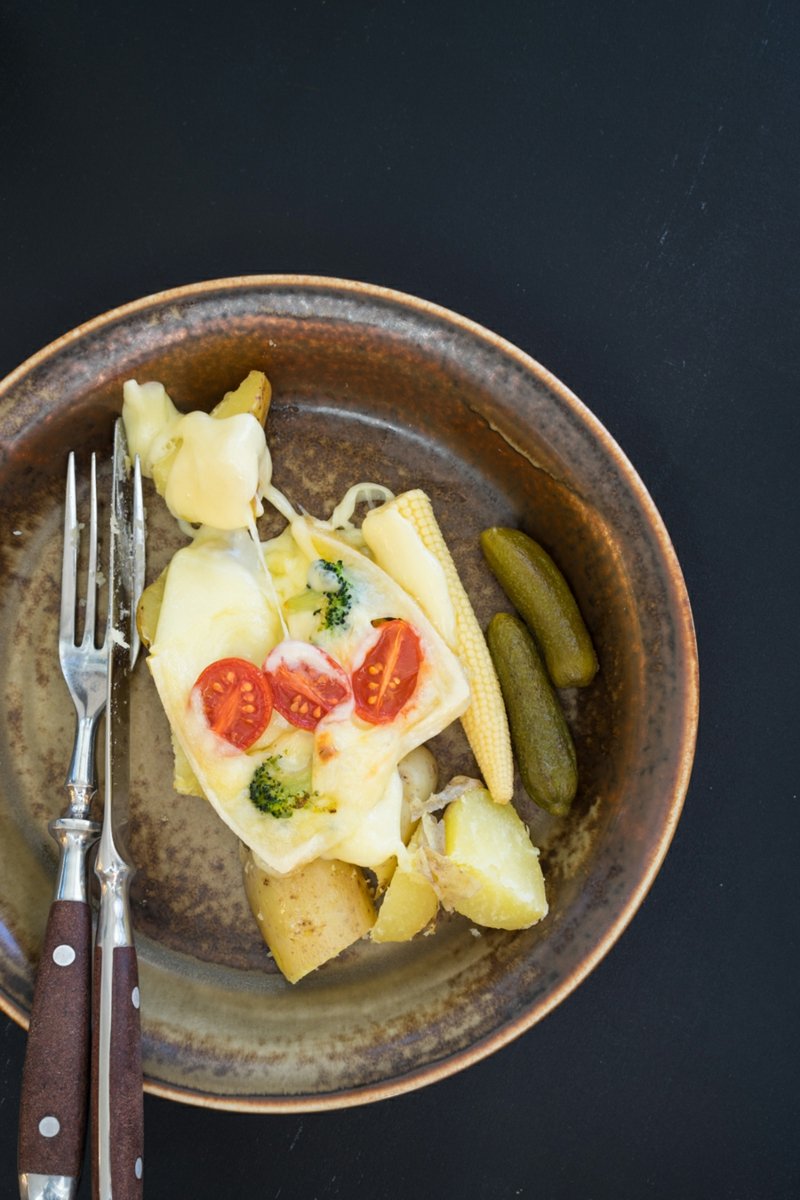 Raclette med tomater og pickles