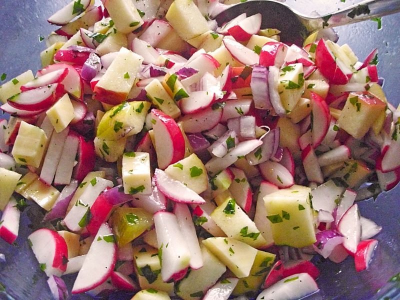 צנוניות חסה טריות צנוניות תפוחים