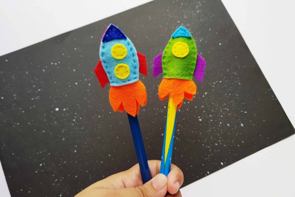 Tinkerova raketa s dětmi - jednoduché ruční práce a skvělé nápady, jak si vyrobit tužkový aplikátor barevně