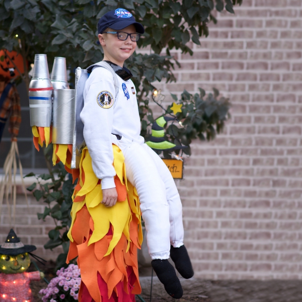 Tinkerová raketa s dětmi - jednoduché řemeslné návody a skvělé nápady kostým halloweenského raketového batohu