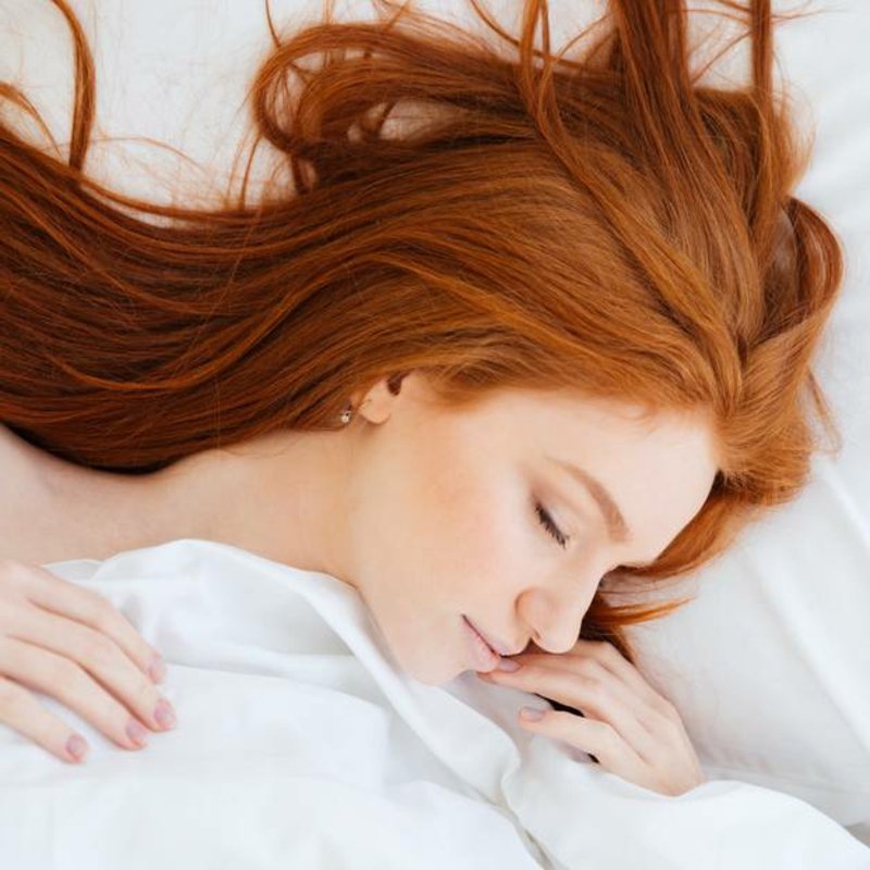 Δημιουργήστε άρωμα δωματίου για να σας βοηθήσει να κοιμηθείτε στην αρωματοθεραπεία