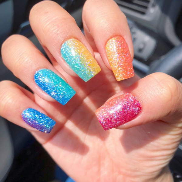 Rainbow negler - 40 fargerike ideer og tips for sommertrenden glitter glitter ombre negler