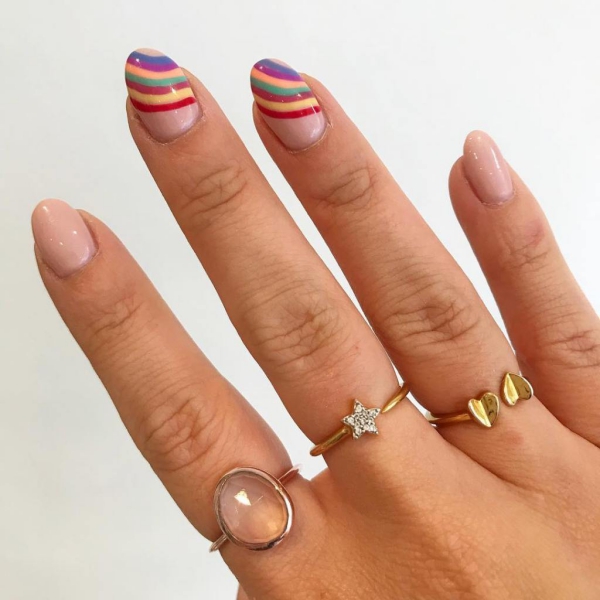 Rainbow negler - 40 fargerike ideer og tips for sommertrenden minimalistisk enkel stripe regnbue