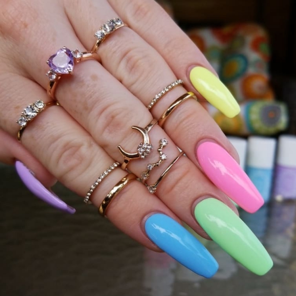 Rainbow negler - 40 fargerike ideer og tips for sommertrenden pastellfargede negler