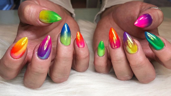 Rainbow negler - 40 fargerike ideer og tips for sommertrenden fargerike ombre holo negler