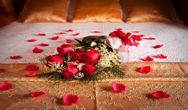 romantisk soverom design seng dekorasjon røde roser