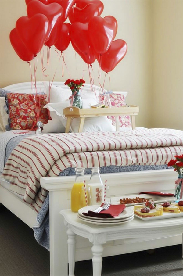 romantisk soverom design røde ballonger røde roser frokost