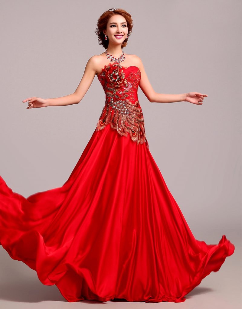 שמלת כלה אדומה מחוך מעוטר בשפע
