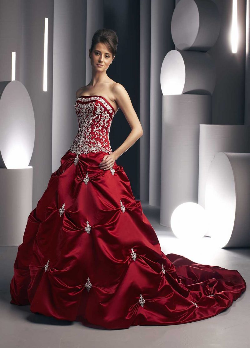 שמלות כלה אדומות עיטורי כסף מרהיבים