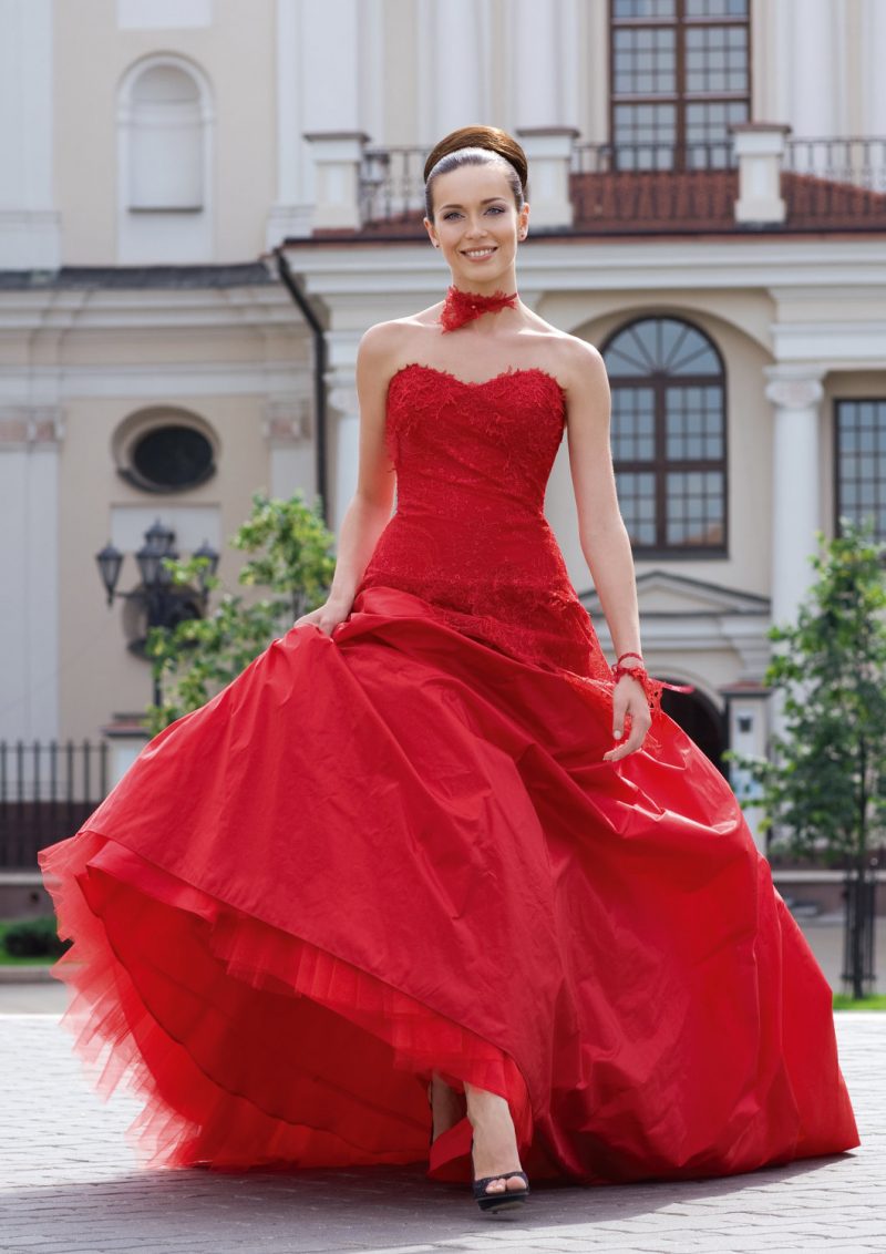 שמלות כלה אדומות חצאית רחבה מהודקת שיער