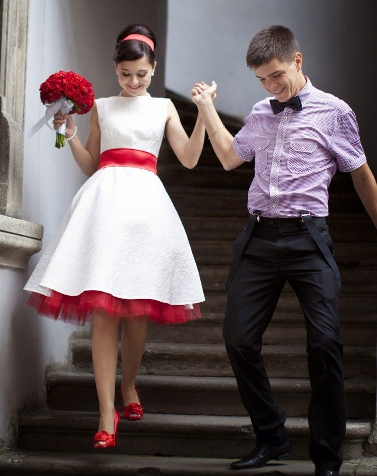 røde brudekjoler hvit kjole med røde aksenter