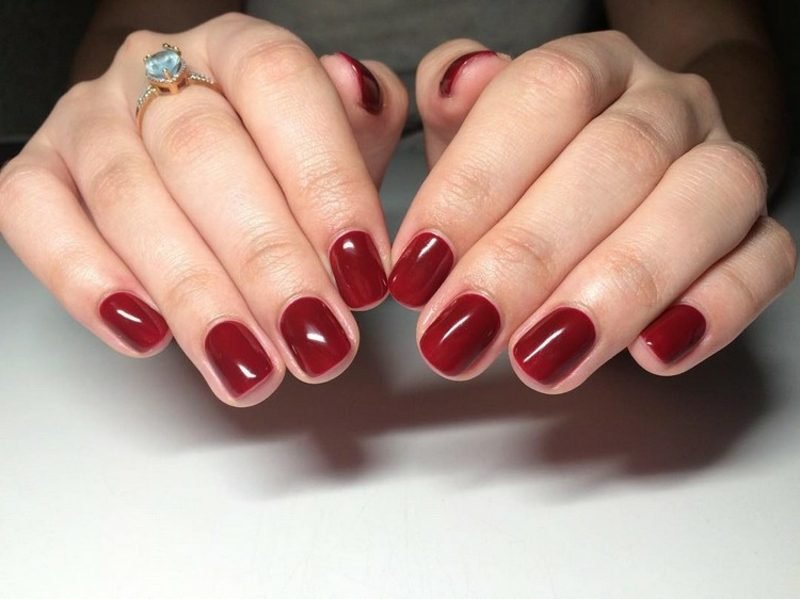 elegantní gelové nehty v červené barvě