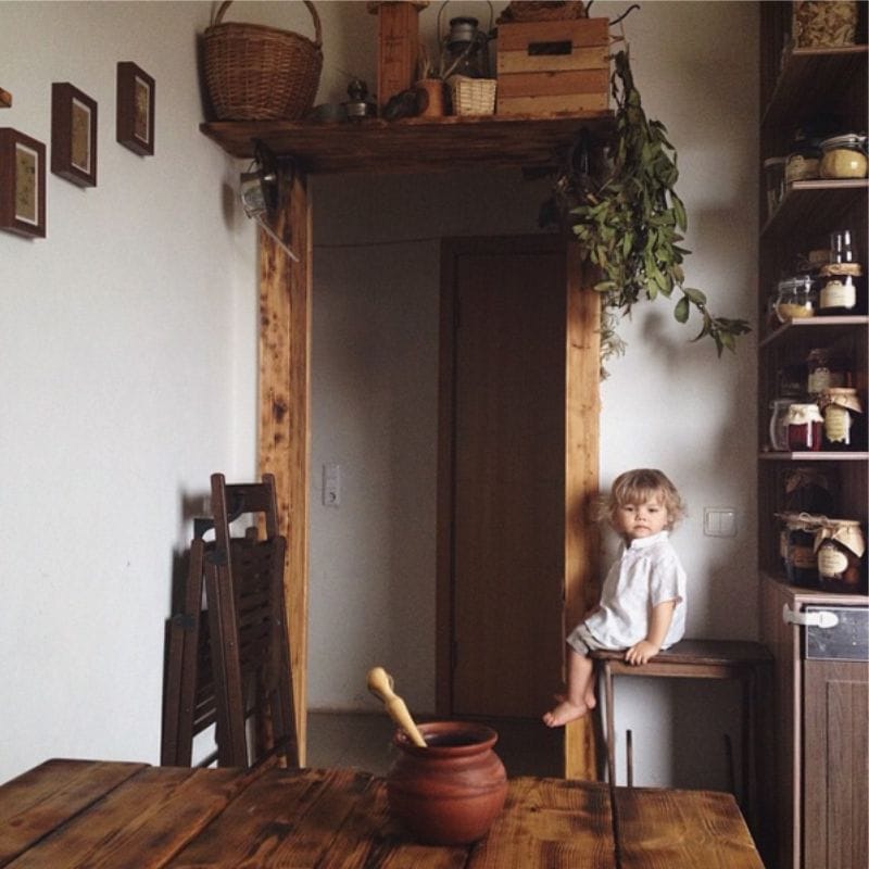 ロシアの小屋のスタイルのキッチンインテリア