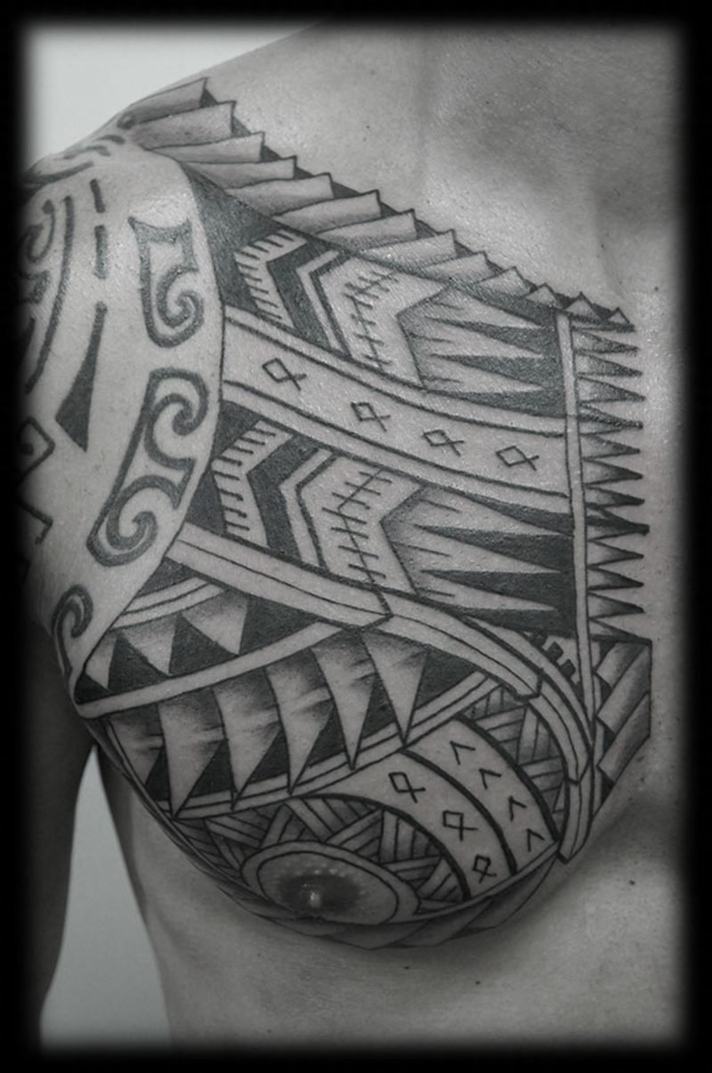 Samoa tatovering på brystet