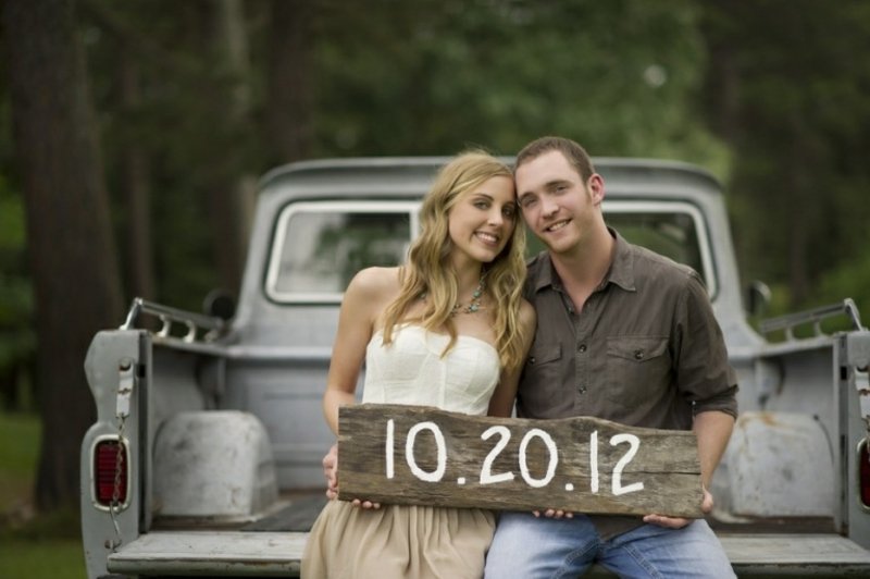 תאריך חתונה כתוב על לוח עץ