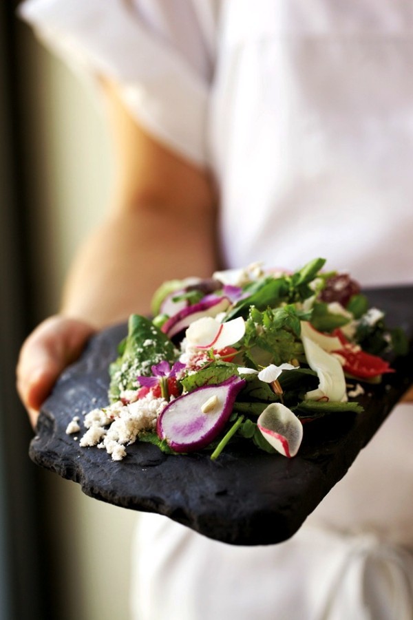 Břidlicová deska dekorační talíř nápady přírodní hrubá břidlice s rozmrazeným salátem