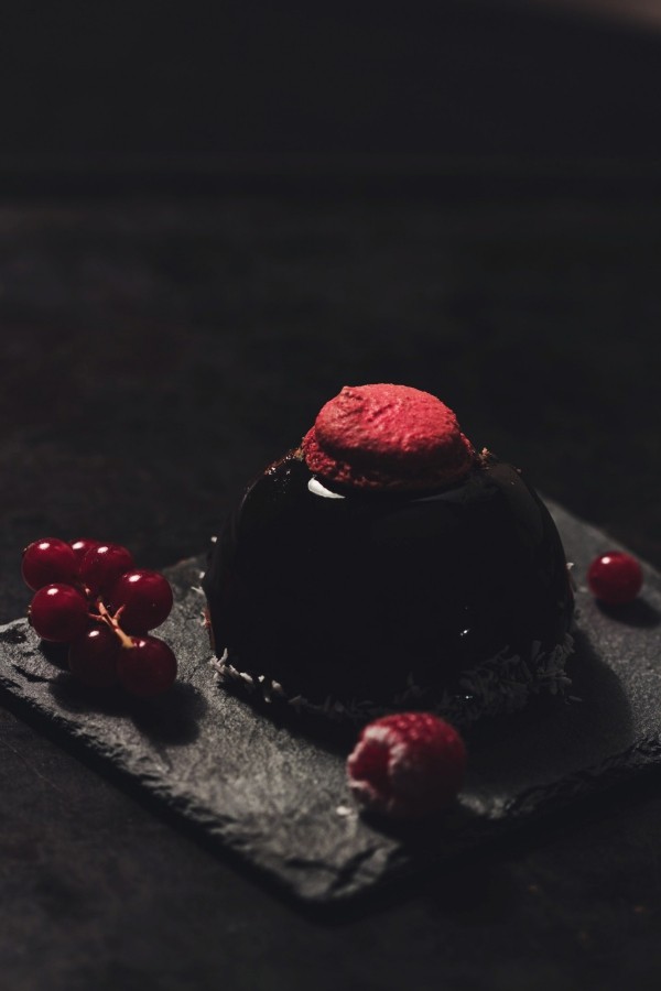 Nápady na dekorační talíř z břidlicové desky tmavý čokoládový dezert s červenými bobulemi