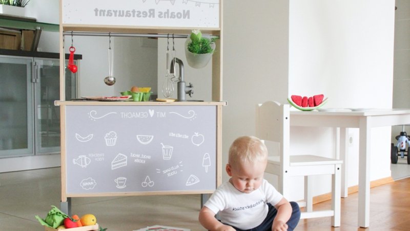 Η IKEA Hacks σχεδιάζει παιδική κουζίνα παιχνιδιού