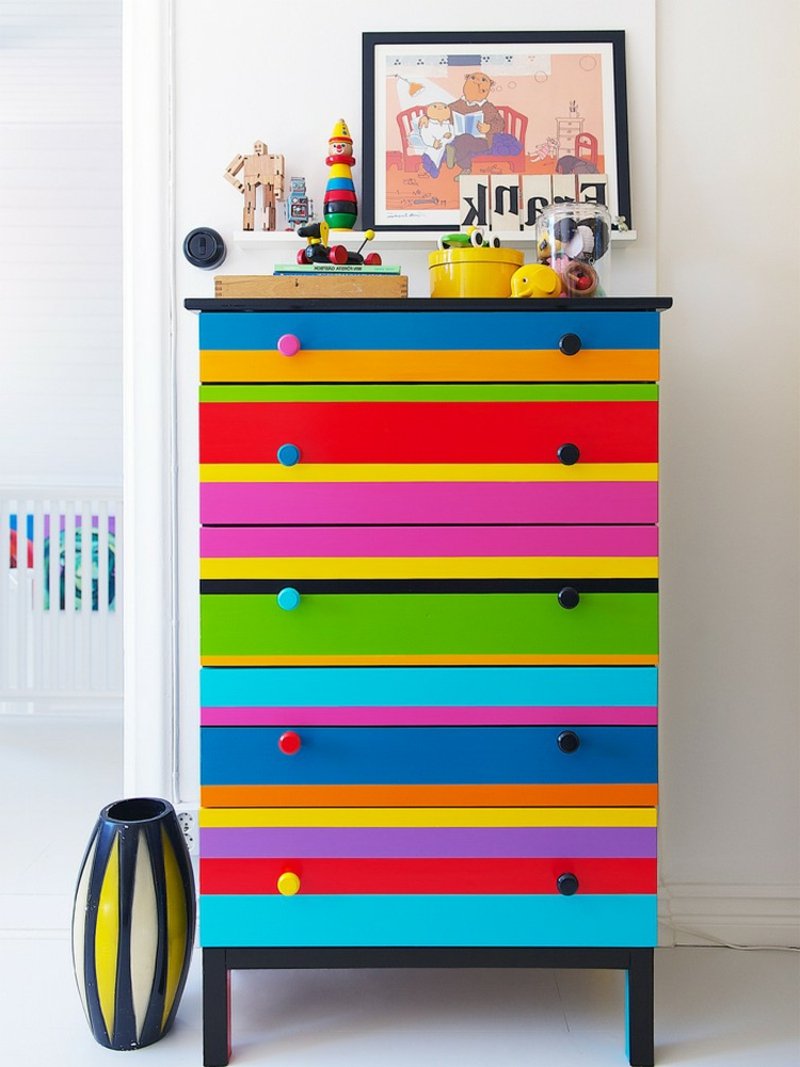 Συρταριέρα διακοσμούν πολύχρωμο παιδικό δωμάτιο