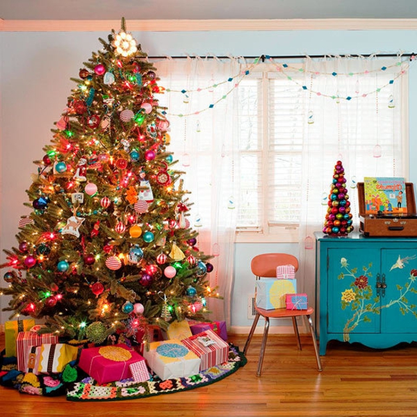 סלון חג המולד יפה עץ חג המולד מתנות אורות צבעוניים