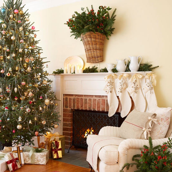 סלון חג המולד יפהפה של עץ עץ חג המולד עם גרב ענפי אשוח לבנים
