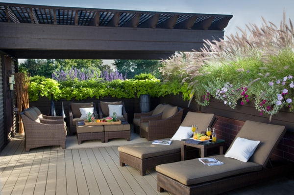 Privat rom bakgård med stilig eleganse sofa bord blomster