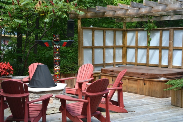 Privat rom bakgård med stil eleganse stol rødt bord