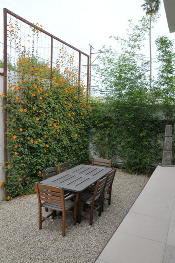 Privat rom bakgård med stilig eleganse plantebord