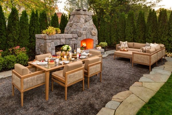 Privat rom bakgård med stil eleganse peis stein stol bord