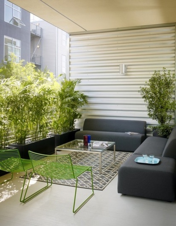 Privat rom bakgård med stilig eleganse sofa grå bord